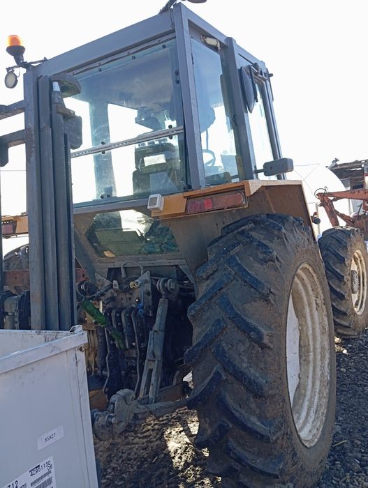 Vând tractor Renault