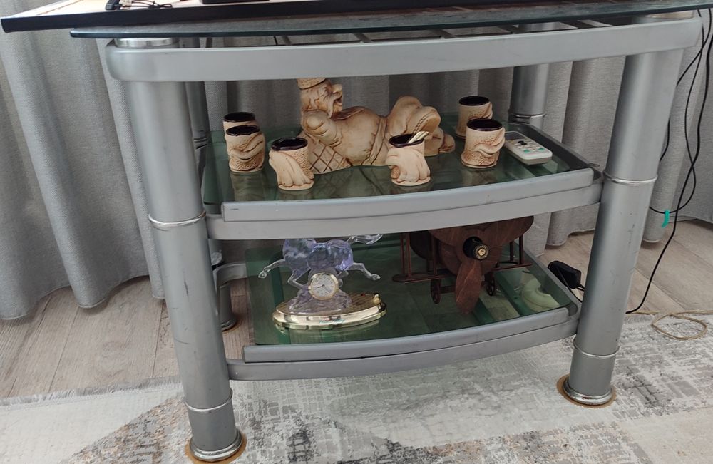 Продам тумбочку под телевизор