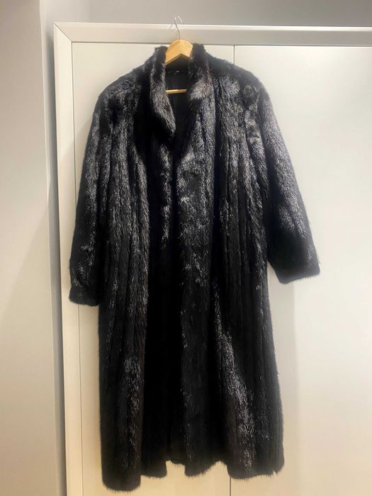 Haină lungă de nurcă naturală – model clasic, calitate premium.