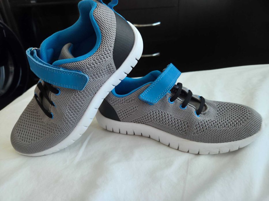 Детски маратонки с велкро лепенки.