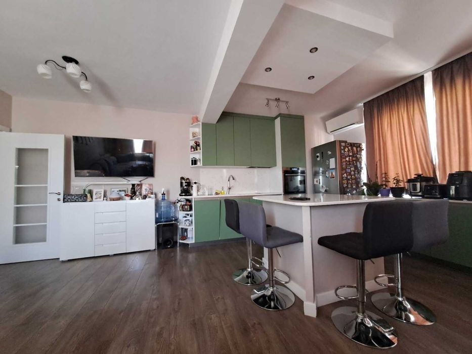 Продава се Тристаен апартамент в Пловдив, Кючук Париж - 104 кв.м за 1924 €/кв.м - Снимка #9