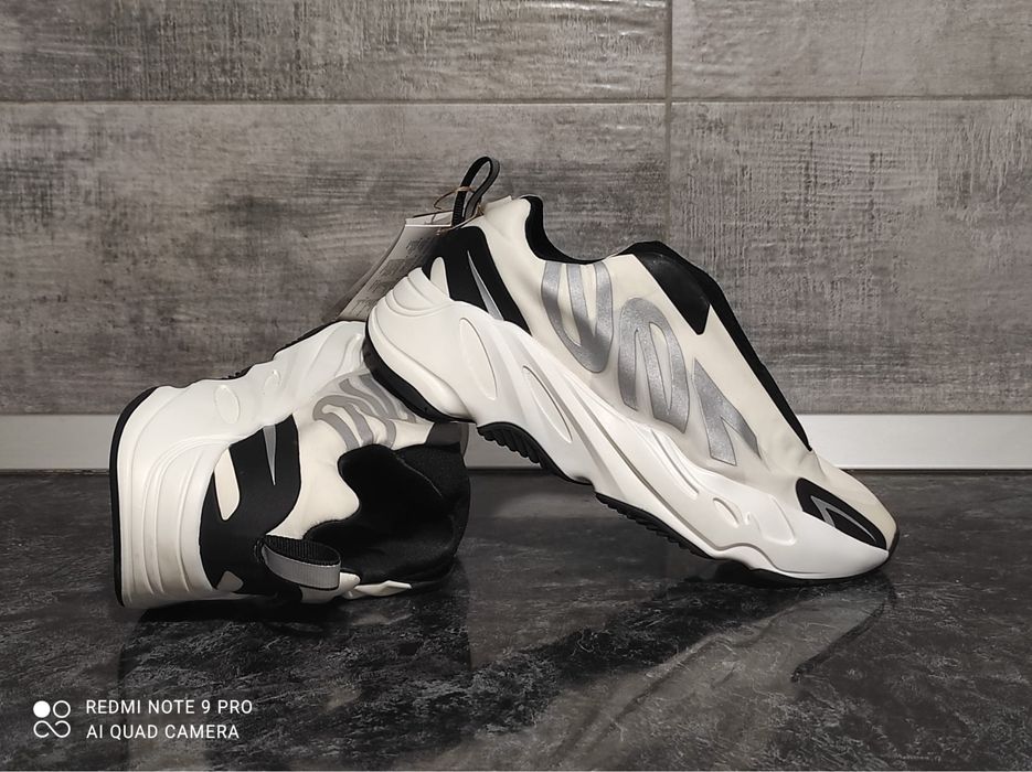 Adidas Yeezy 700 MNVN