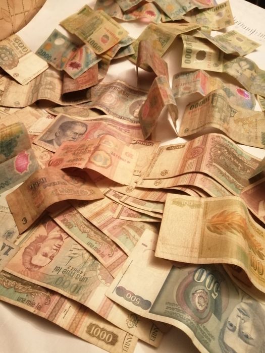 Vând bancnote românești si straine ca numar sunt 70