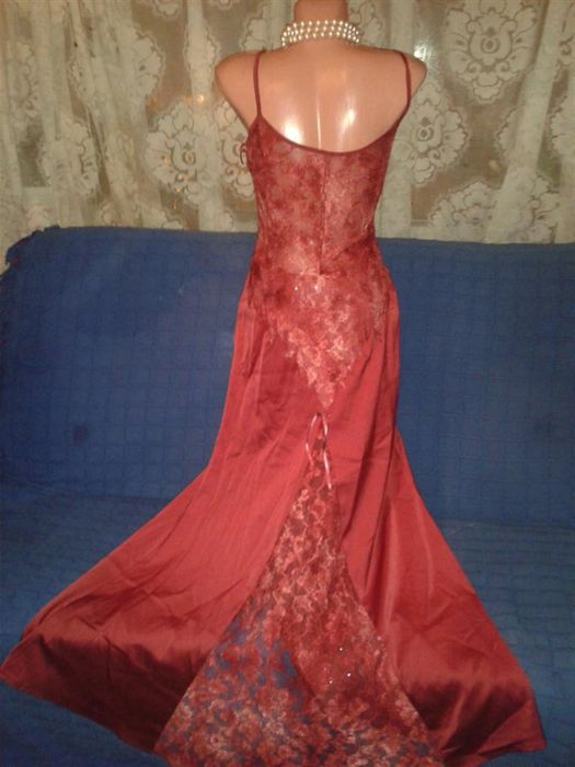 Rochie roşie strălucitoare cu o mică trenă TRANSPORT GRATUIT