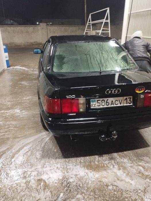 Ауди 100 С4 қара түсті