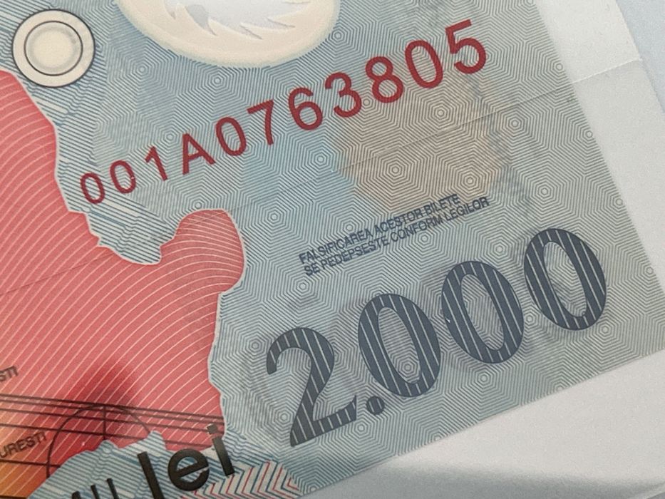 Bancnota 2000 lei eclipsa 1999