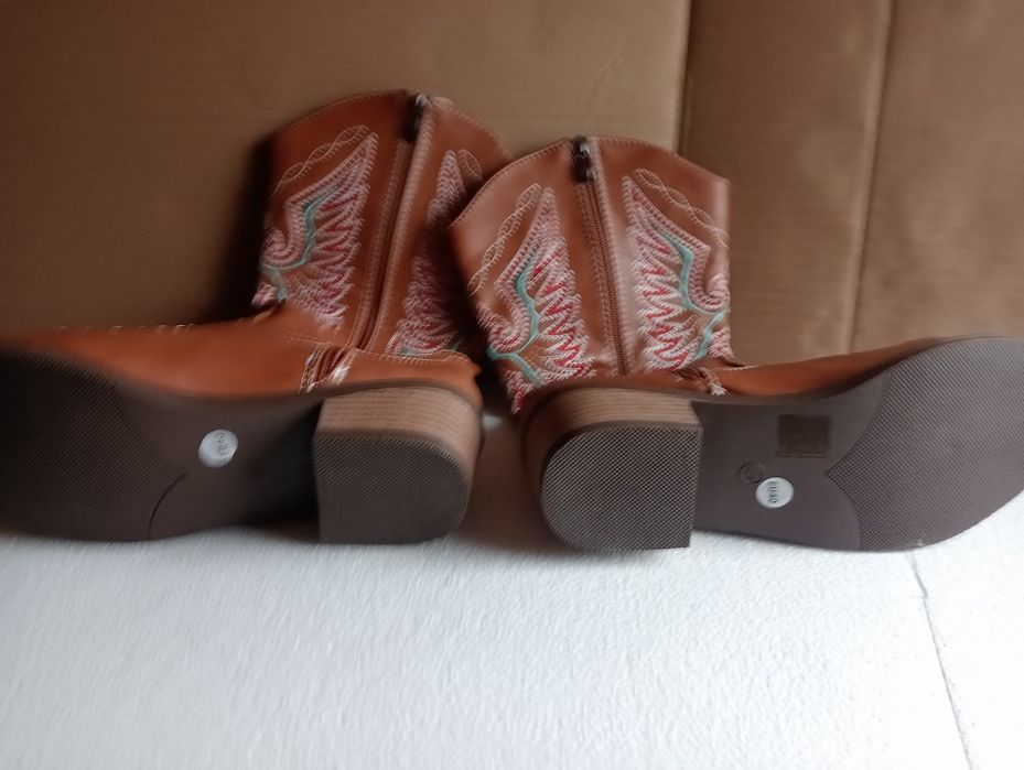 Cizme dama model deosebit ,nu sunt purtate niciodată sunt noi nouțe