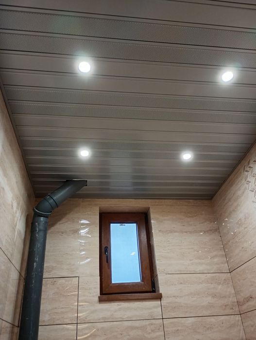 Алуминиев лентовиден окачен таван Хънтър Дъглас