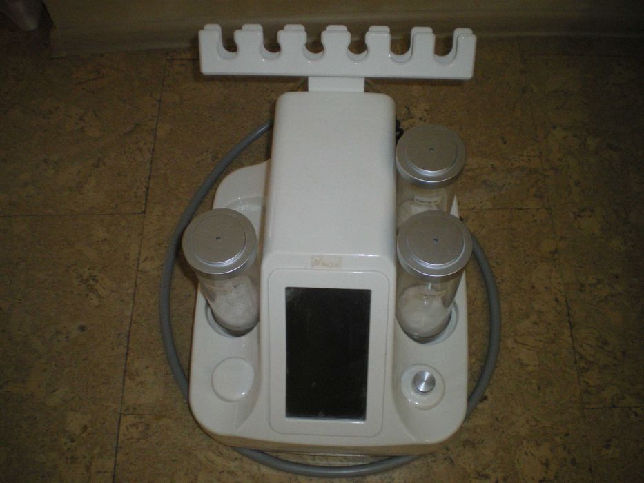 Продавам машина за водно дермабразио, подходяща за начинаещта козметик