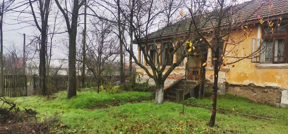 Vand teren cu casa batraneasca nelocuibila