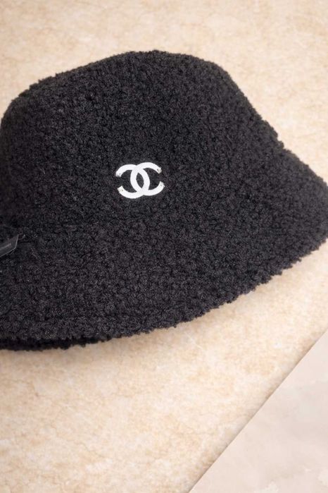 chanel  двулицева черна шапка с периверия пухкава нова шанел унисекс