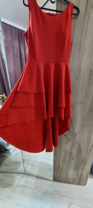 Червена рокля.  Отпред е къса,  а отзад 7/8