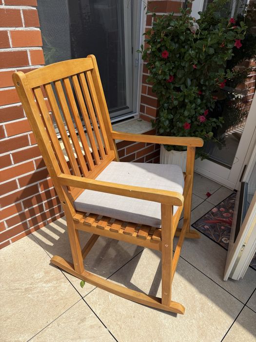 Oferta azi  fotoliu balansoar  din lemn de acacia