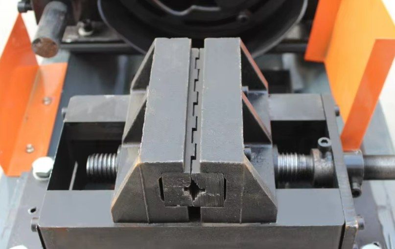 Станок для протачивания арматуры и накатки резьбы