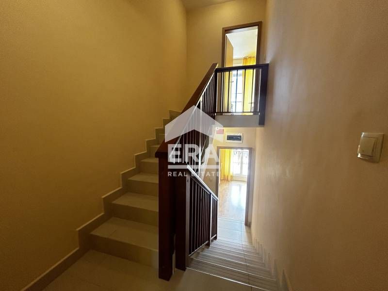 Триетажна обзаведена къща за продажба, в затворен тип комплекс, с. Рог