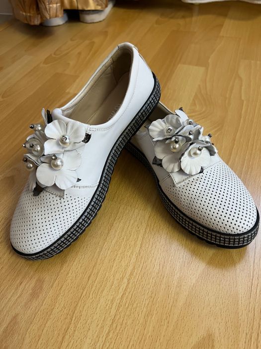 Продам лоферы женские