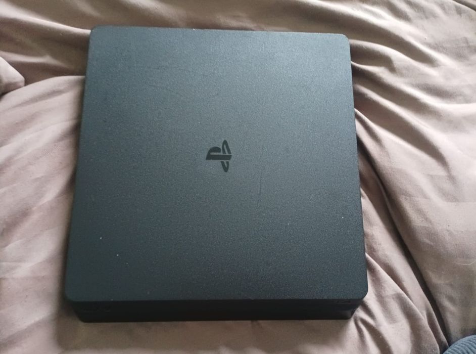 Продам PS4+3 геймпада+8 игр+зарядная станция