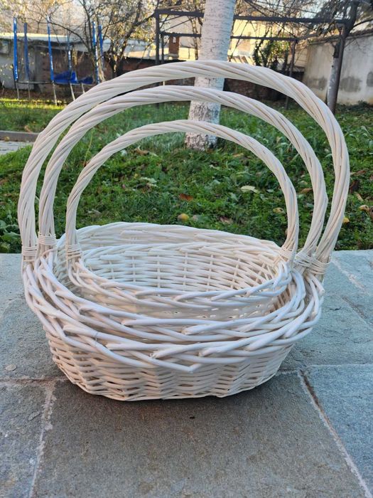 Овални бели и кафяви плетени кошници