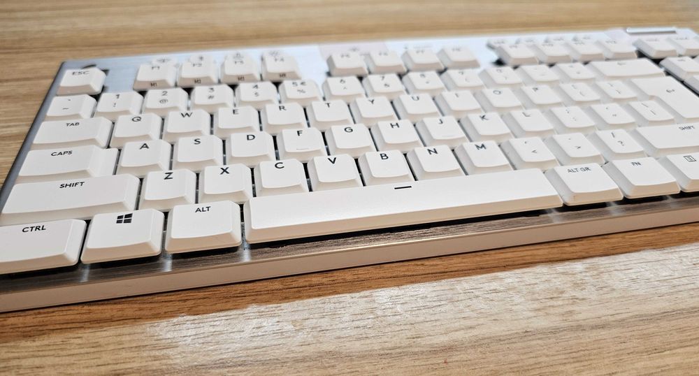 Logitech G915 tkl white lightspeed gaming mechanical keyboard бяла