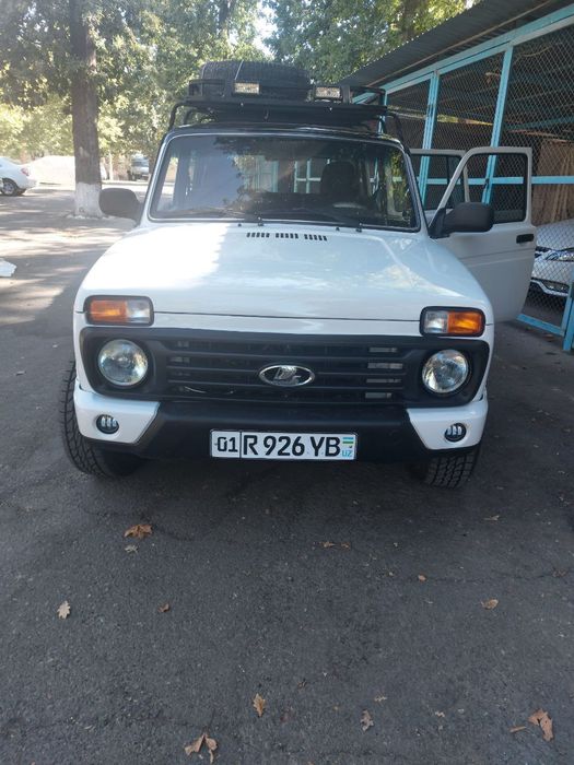 Нива 4*4. 4дверная, 2008 года, карбюратор.