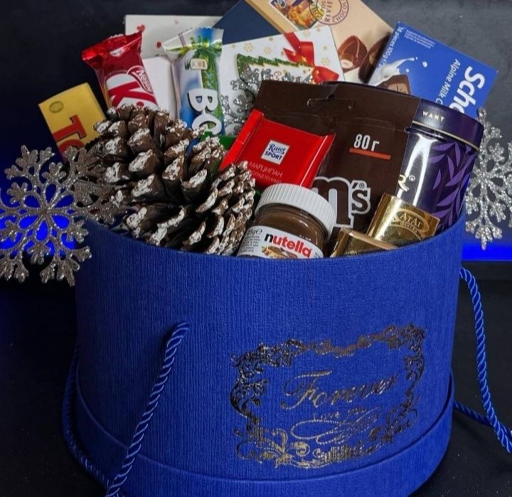 Meva va har hil savatlar yangi yil bayrami uchun