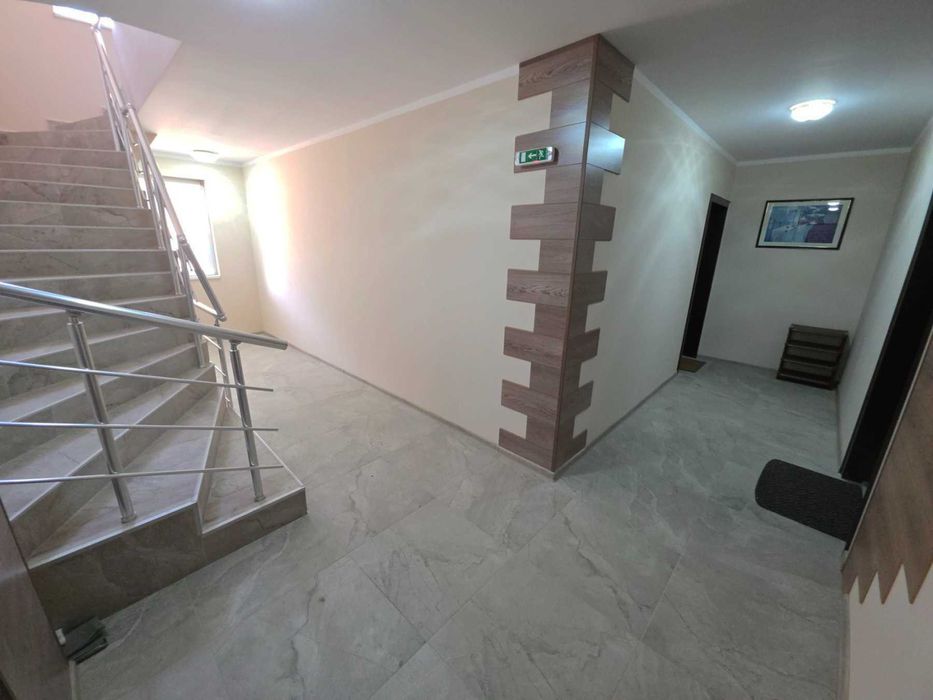 Нов напълно обзаведен 3-стаен апартамент в широк център на Велинград.