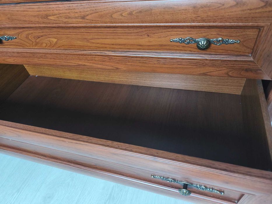 Скрин за спалня с чекмеджета