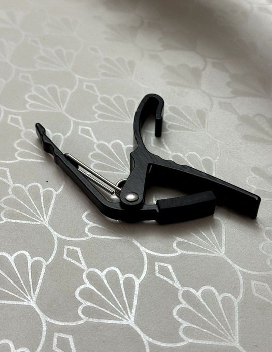 Классицеская гитара со струнами и каподастором