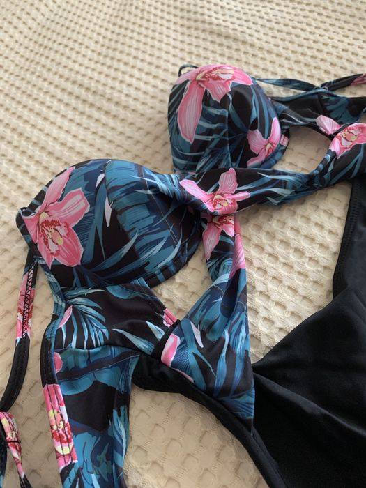 Нов цял бански.