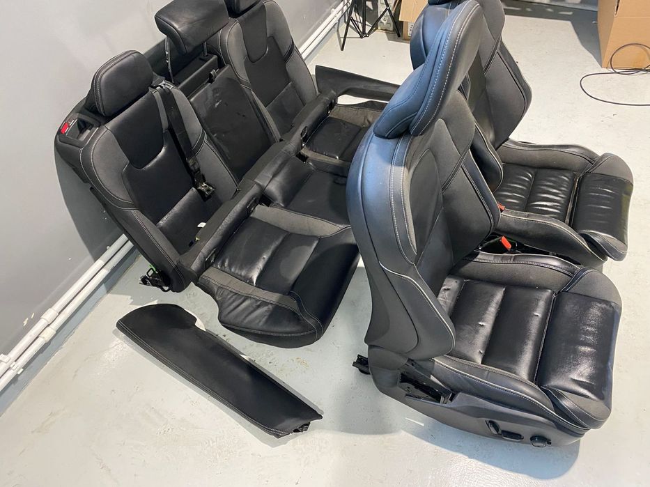 Interior cu incalzire scaune fata VOLVO XC60 R-DESIGN 2023