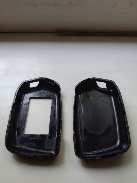 avtomobil kaliti uchun karbon ko‘rinishidagi plastik g‘ilof.