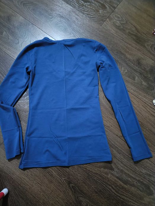 Vând bluza subțire, albastra