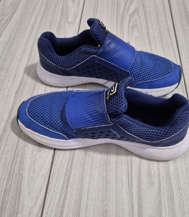 Vând adidași pentru băieți,  în stare bună