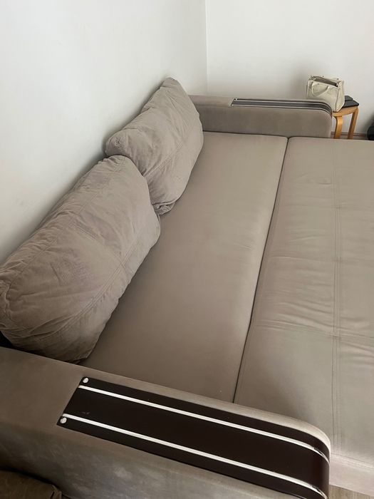 Vând canapea în stare foarte bună