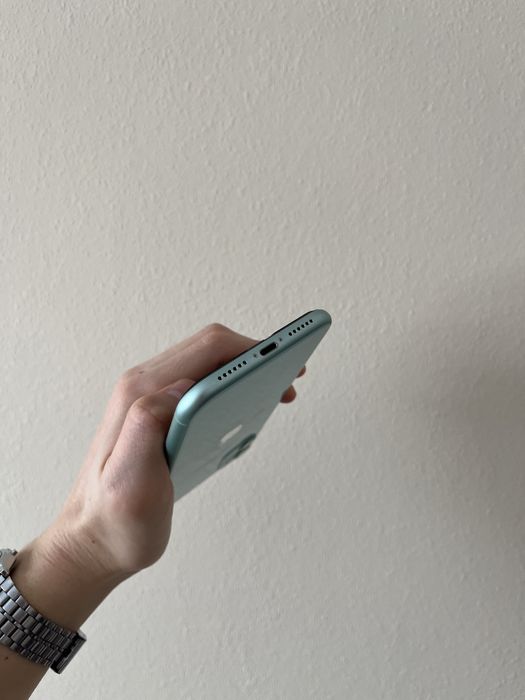 Продам iPhone 11 128