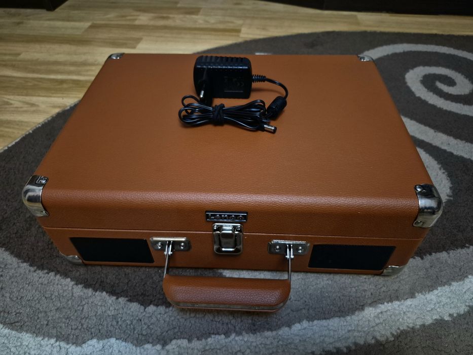 Pickup Lenco cu boxe stereo integrate