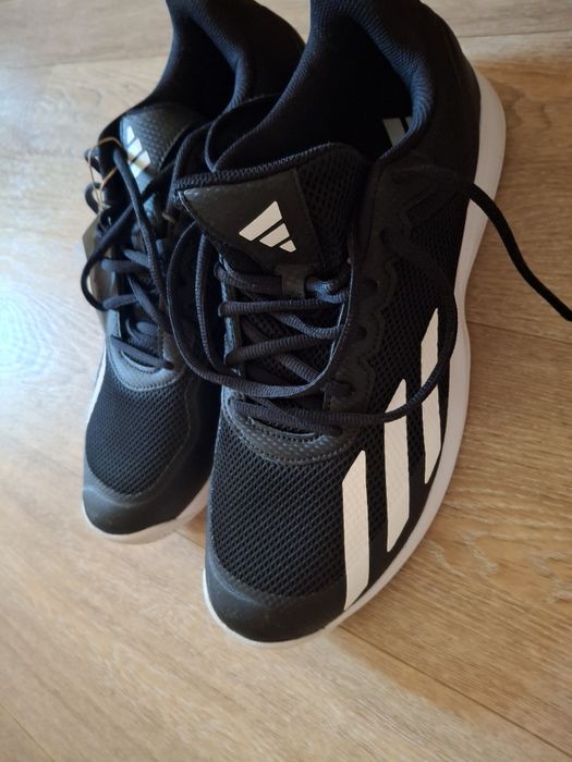 Продаю кроссовки Adidas для тенниса 46 маломерят