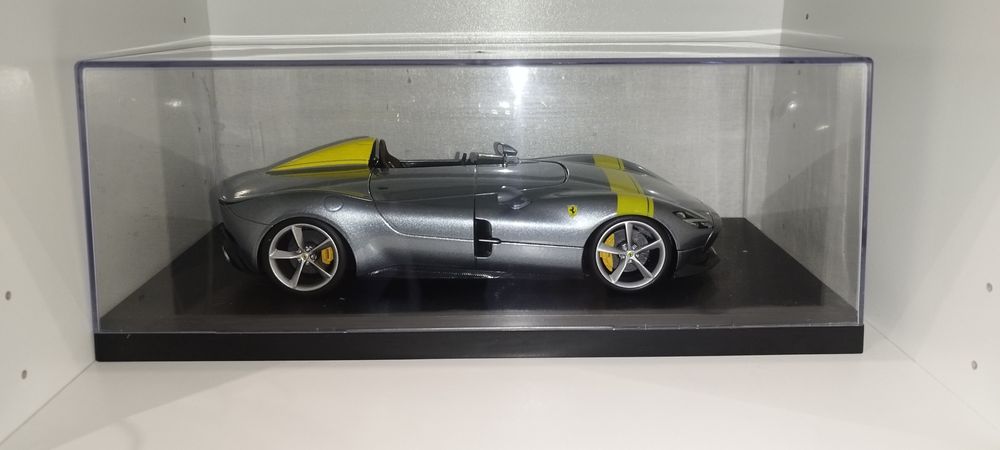 Bburago 1:18 Ferrari Monza SP1 + Дисплей кейс