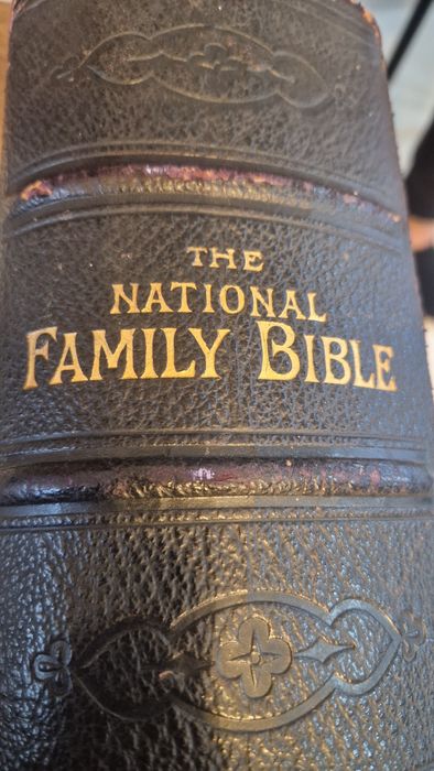Se vinde biblie din 1905