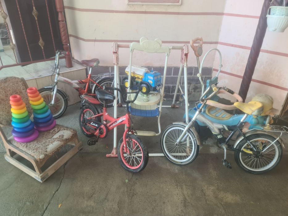 Детские велосипед и игрушки