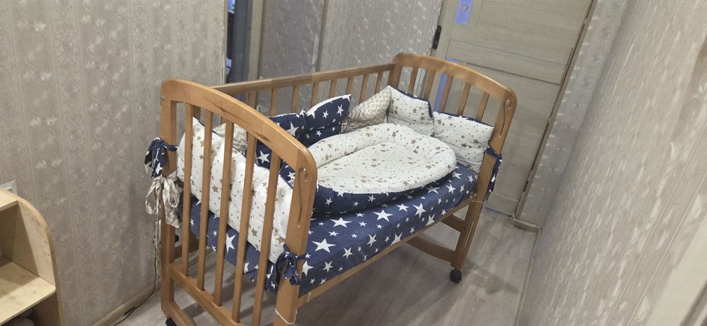Продам детскую кроватку с матрасом
