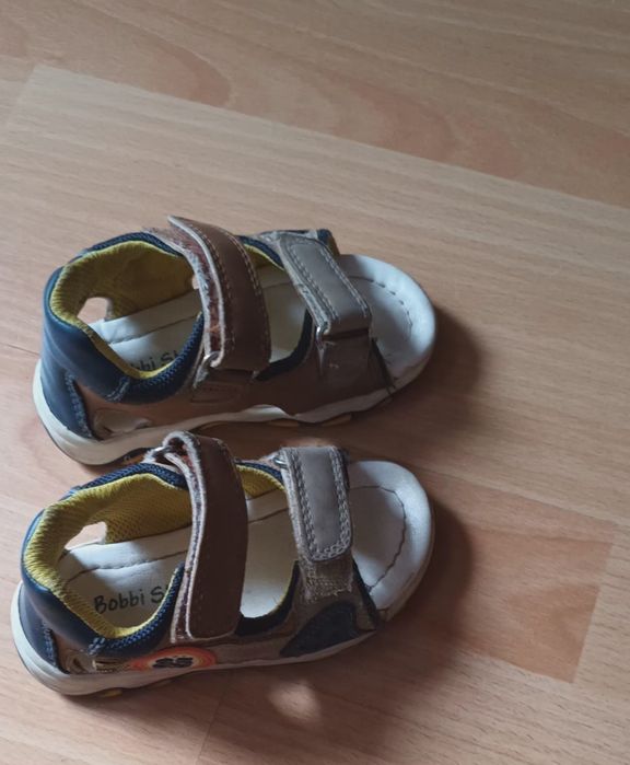 Sandale piele nr 21 si nr 25