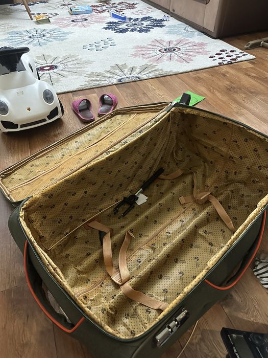 Пртдается чемодан, большой