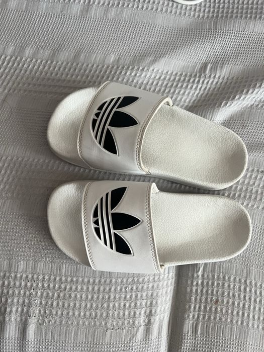 Сланцы фирмы adidas