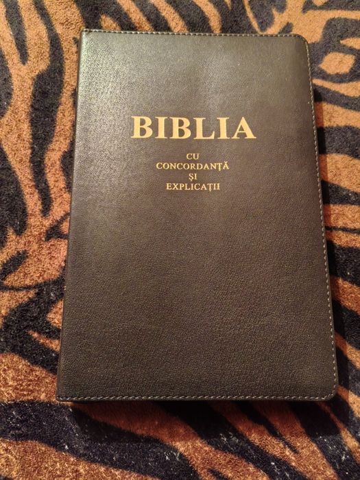 Vând Biblie nouă