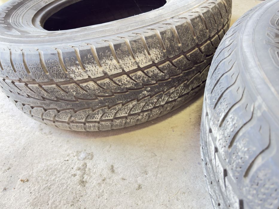 продам 2 шины на авто R16