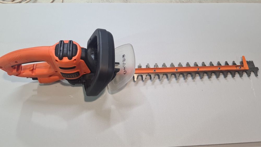 электрический кусторез Black+Decker BEHTS301