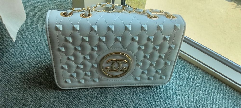 Стилна дамска чанта. Изработена от висококачествена еко кожа. Разполага с: едно разпределение, отвътре с два джоба