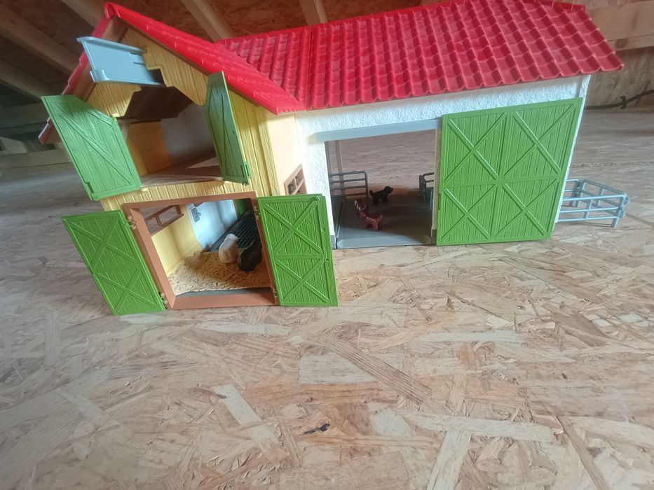 Vând fermă și animale de jucărie
