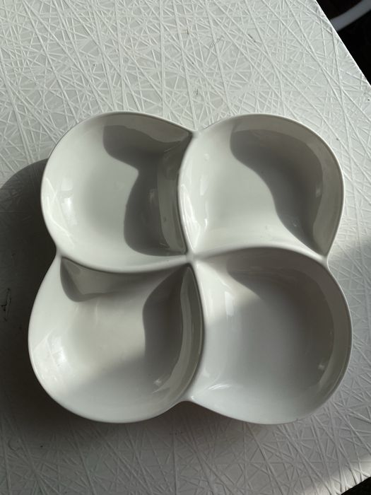 Продам столовый набор тарелок